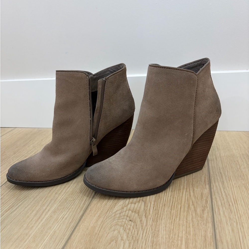 Very Volatile Suede Taupe Distressed Streetwear Western Ankle Booties. Size 8.5